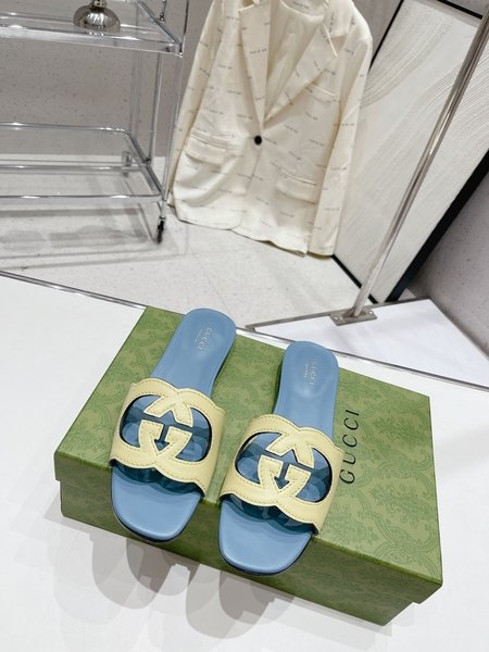 Gucci flip flops sandals