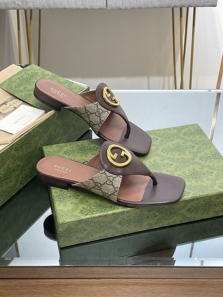 Gucci Flat heel double G round buckle flip-flops sandals and slippers