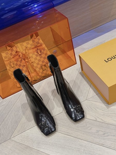 Louis Vuitton Imported embossed cow patent leather 6-inch boots