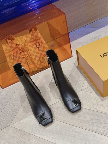 Louis Vuitton Imported embossed cow patent leather 6-inch boots