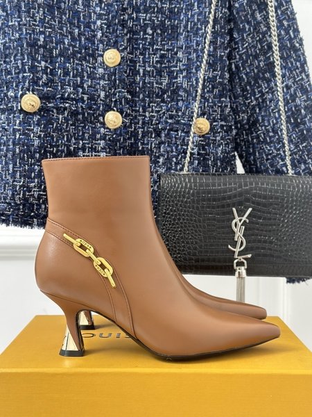 Louis Vuitton Metal chain boots series