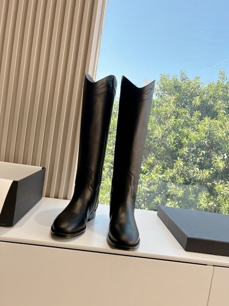 Yves Saint Laurent classic cavalier boots