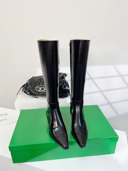 Bottega Veneta Kitten Heels pointed toe metal heel ankle boots