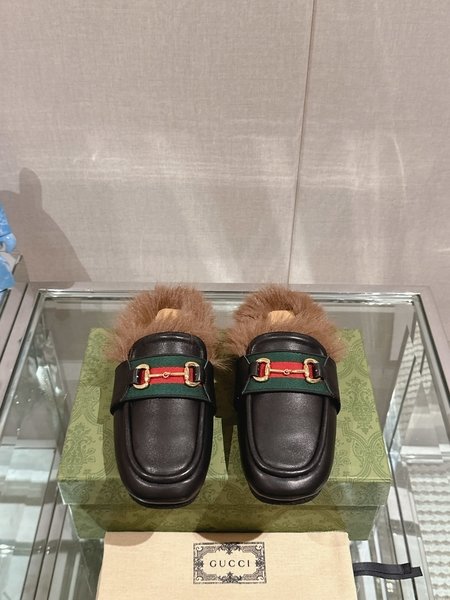 Gucci Square toe furry half slippers