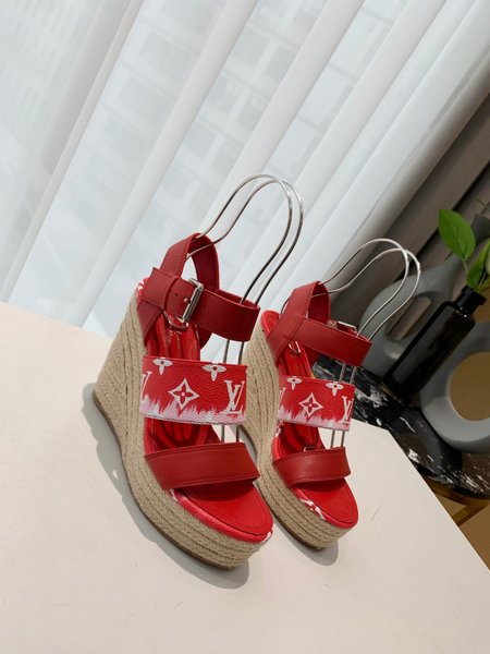Louis Vuitton Traditional tie-dye process Wedges