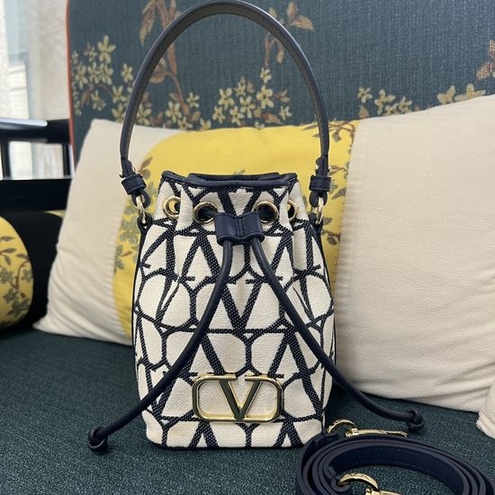 Valentino GARAVANI VLOGO Signature Mini Bucket Bag 2044