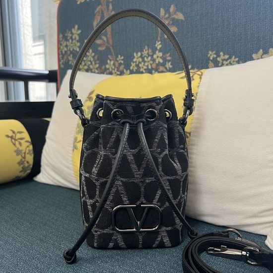 Valentino GARAVANI VLOGO Signature Mini Bucket Bag 2044