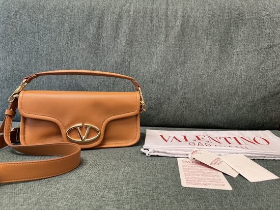 VALENTINO VLOGO SIGNATURE Medium Leather Handbag 2233