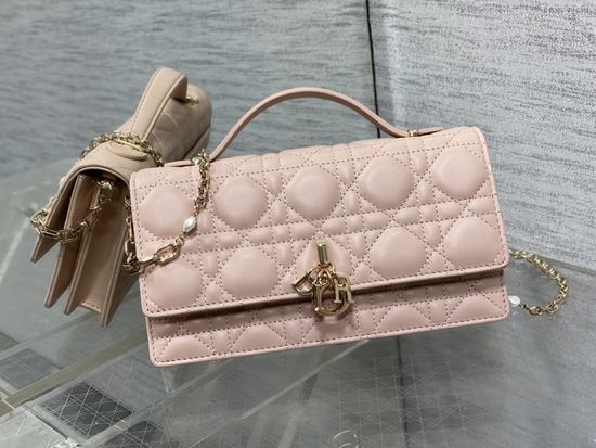Christian Dior CD Cannage Pearl Chain Clutch 0604