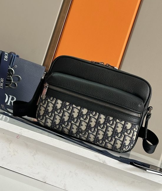 Christian Dior CD Rider 2.0 Leather Messenger Bag 93397