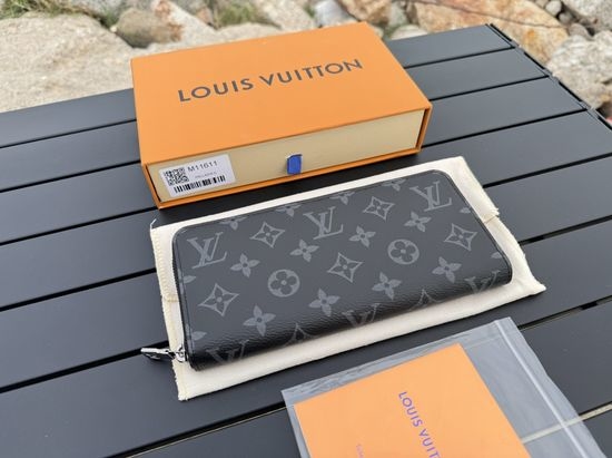 Louis Vuitton LV Zippee Horizontal Wallet M11611