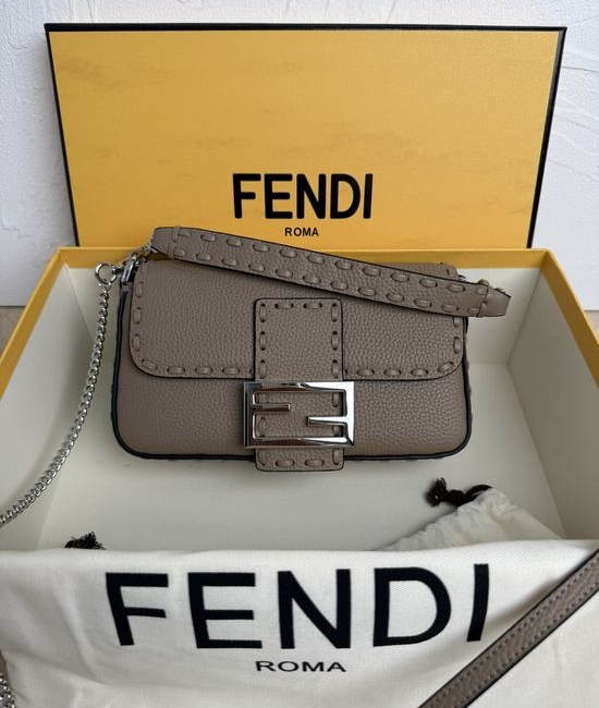 Fendi Baguette Hand-sewn Leather Bag 600S