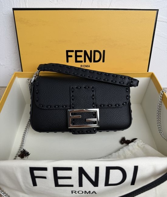 Fendi Baguette Hand-sewn Leather Bag 600S