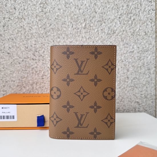 Louis Vuitton LV Passport Holder Leather Lined Case M26571
