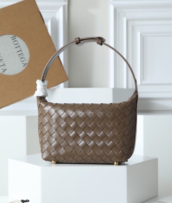 Bottega Veneta BV Intrecciato Lambskin Lunch Bag 754443