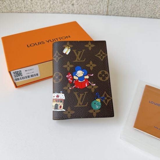 Louis Vuitton LV Vivienne Passport Cover M15327