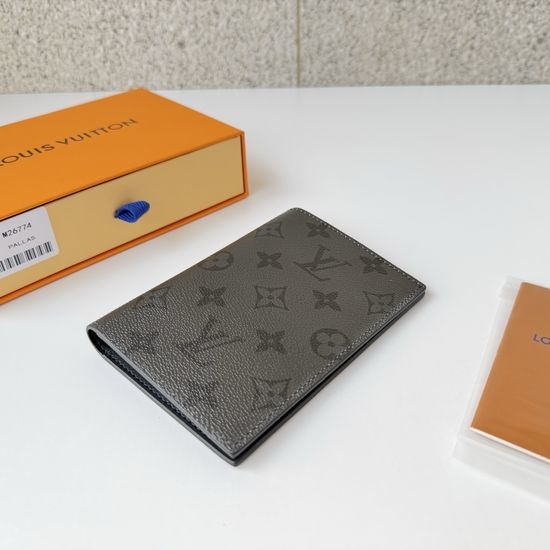Louis Vuitton LV Passport Cover Grain Leather Lining M26774