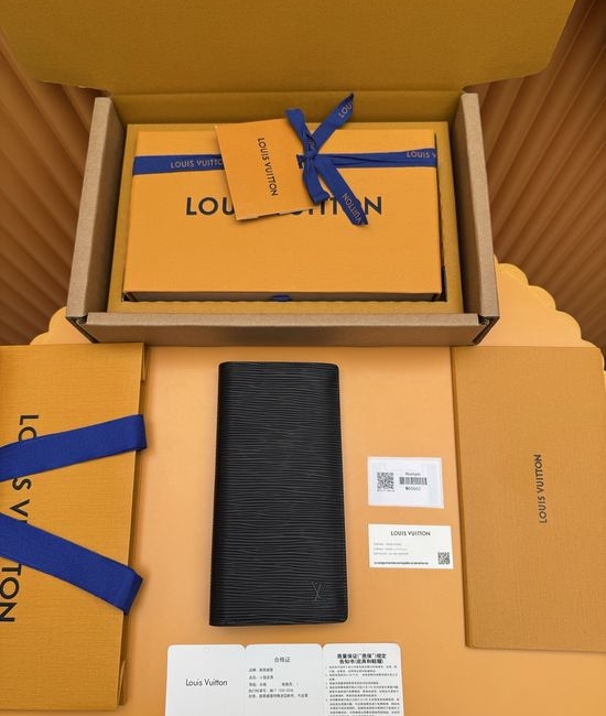 Louis Vuitton LV Leather Large Capacity Wallet M60622