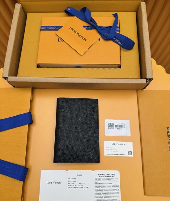 Louis Vuitton LV Passport Cover Wallet M64502
