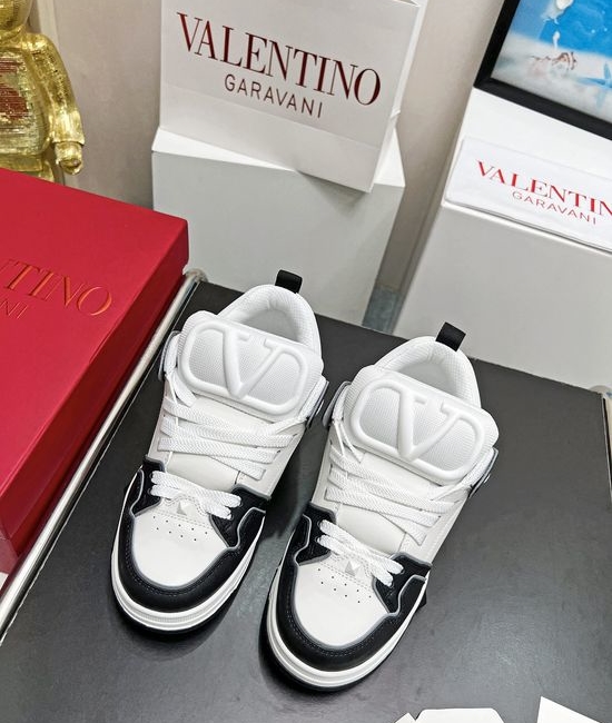 Valentino Grain Leather Rivet Decor Thick Sole Comfortable Casual Shoes