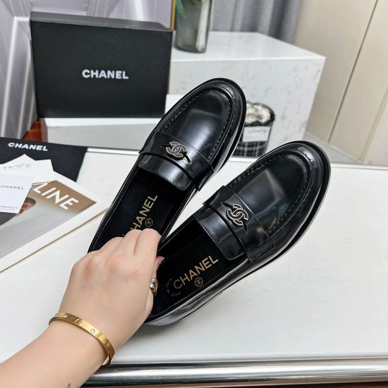Chanel Elegant Metallic Buckle Leather Loafers Comfortable Daily Wear