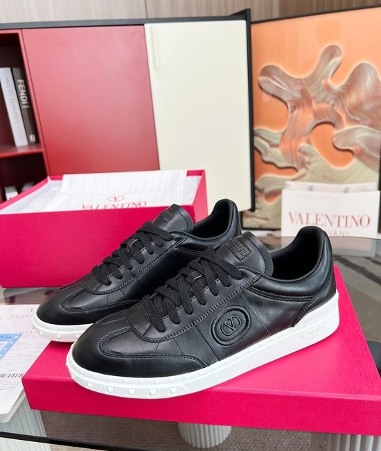 Valentino Classic Retro Casual Training Shoes with Premium Material