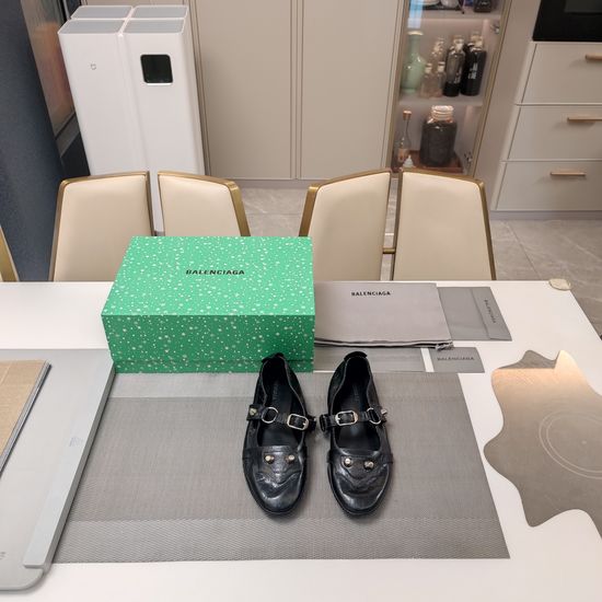 Balenciaga Soft Comfortable Leather Flat Shoes with Rivet Buckle