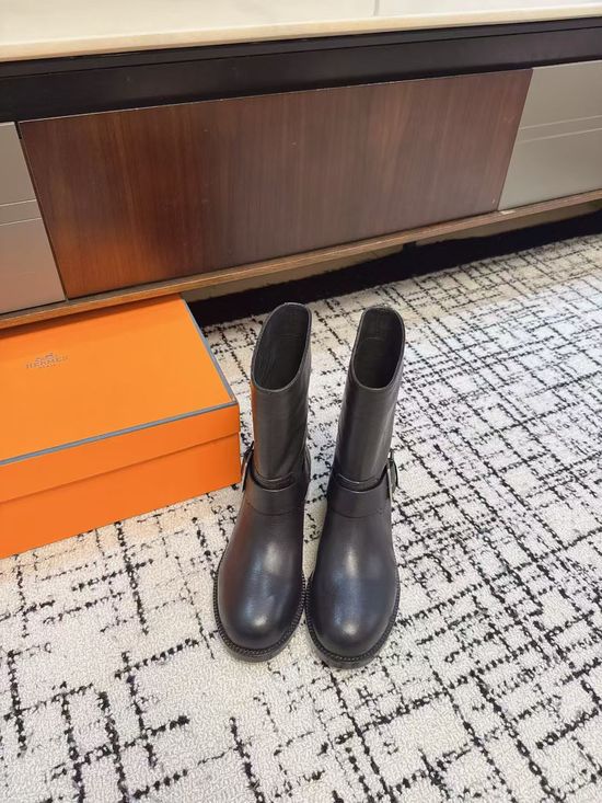 Hermes Elegant Round-Toe Chelsea Boots with Sleek Silhouette