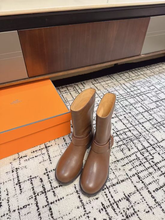 Hermes Elegant Round-Toe Chelsea Boots with Sleek Silhouette