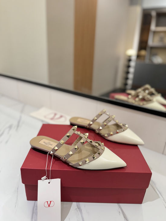 Valentino Classic Pointed Toe Rivet Flat Slippers Premium Quality