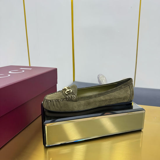 Gucci Elegant Leather Flat Loafers with Classic Buckle