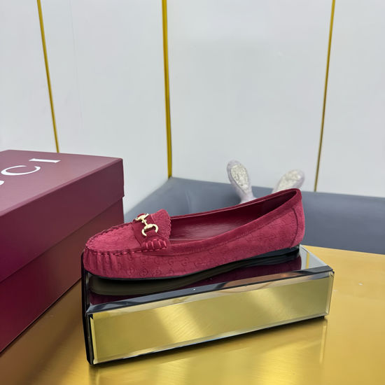 Gucci Elegant Leather Flat Loafers with Classic Buckle
