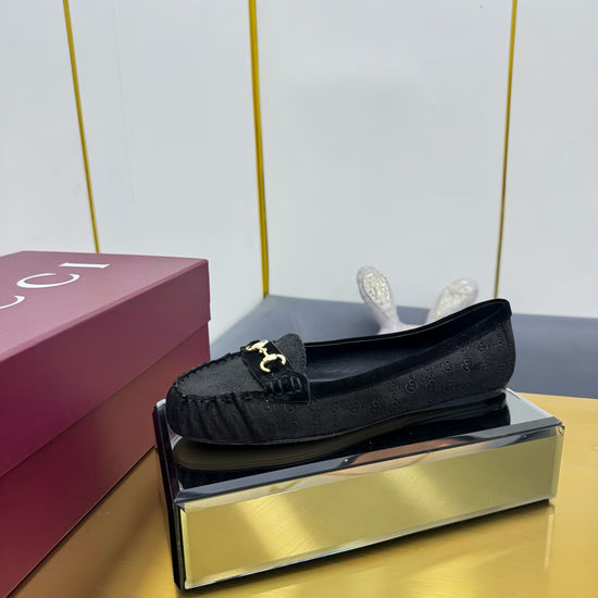 Gucci Elegant Leather Flat Loafers with Classic Buckle