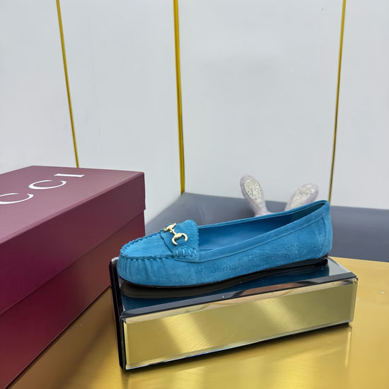 Gucci Elegant Leather Flat Loafers with Classic Buckle