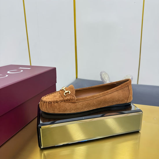 Gucci Elegant Leather Flat Loafers with Classic Buckle