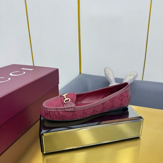 Gucci Elegant Leather Flat Loafers with Classic Buckle