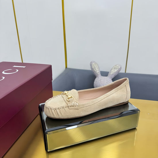 Gucci Elegant Leather Flat Loafers with Classic Buckle