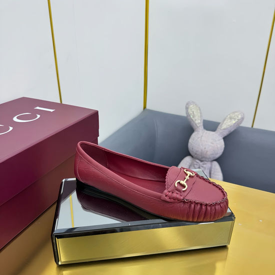 Gucci Elegant Leather Flat Loafers with Classic Buckle