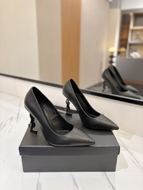 Yves Saint Laurent Elegant Patent Leather High Heels With Premium Leather Sole