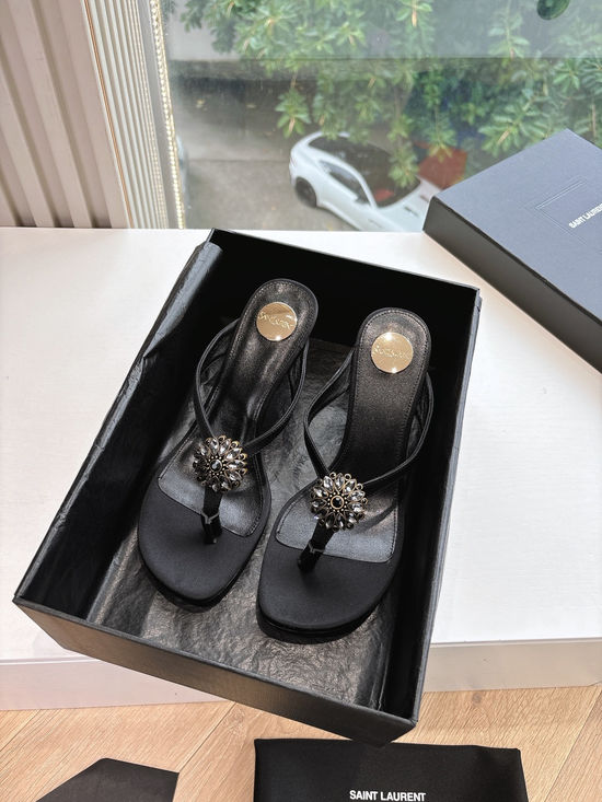 Yves Saint Laurent Elegant Metallic Chain Embellished Pointed Toe Pumps