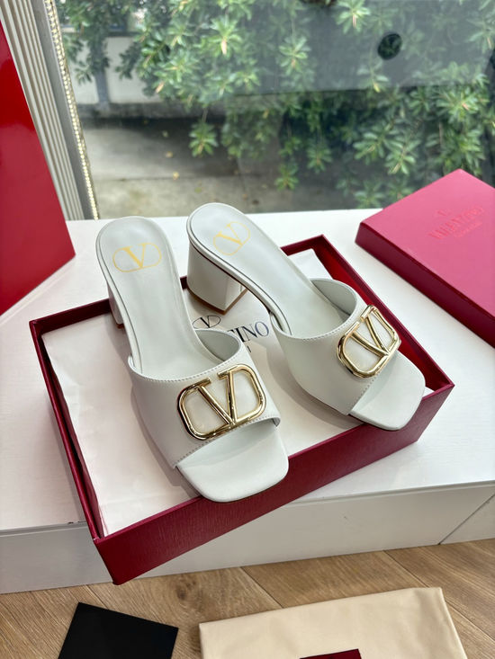 Valentino Retro Metal Buckle Sandals Comfortable Lengthen Leg Line