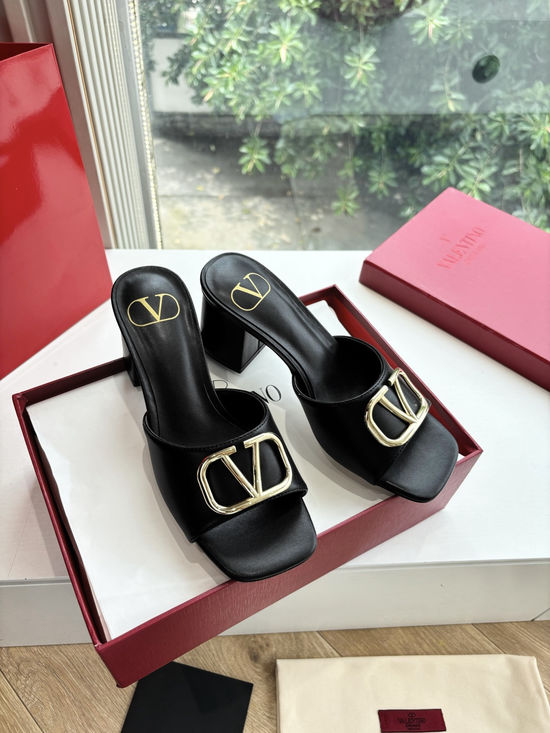 Valentino Retro Metal Buckle Sandals Comfortable Lengthen Leg Line