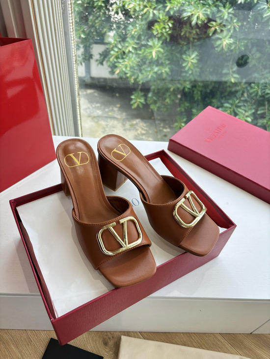 Valentino Retro Metal Buckle Sandals Comfortable Lengthen Leg Line