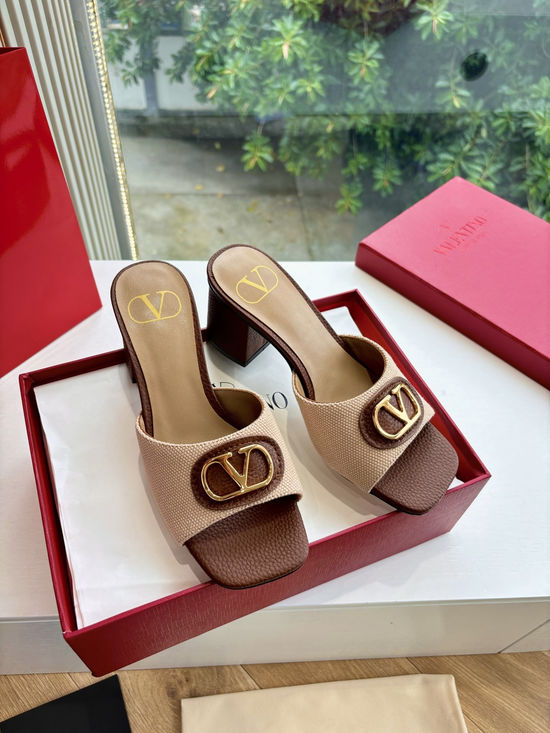 Valentino Retro Metal Buckle Sandals Comfortable Lengthen Leg Line