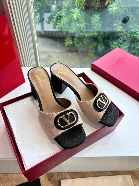 Valentino Retro Metal Buckle Sandals Comfortable Lengthen Leg Line