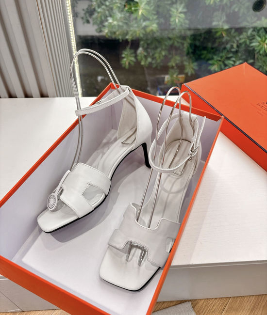 Hermes Classic Elegance: High-Quality Strappy Flats