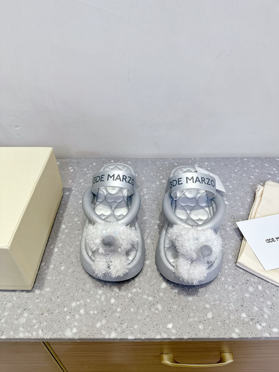 13De Marzo Cute Bear Decor Thick Sole Flip Flops for Outings