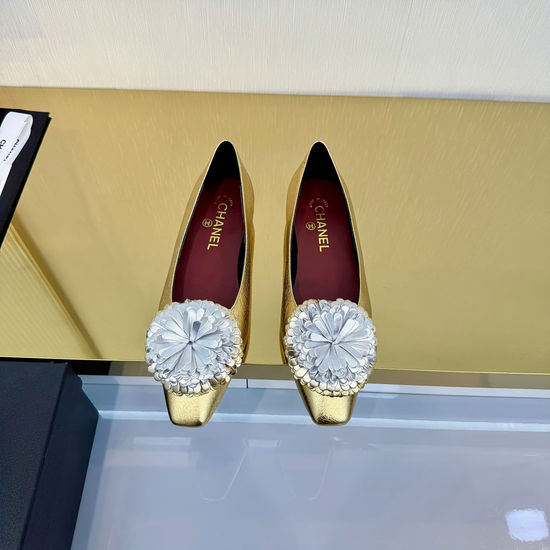 Chanel Two-tone Floral Block Heel Pumps with Leather Sole