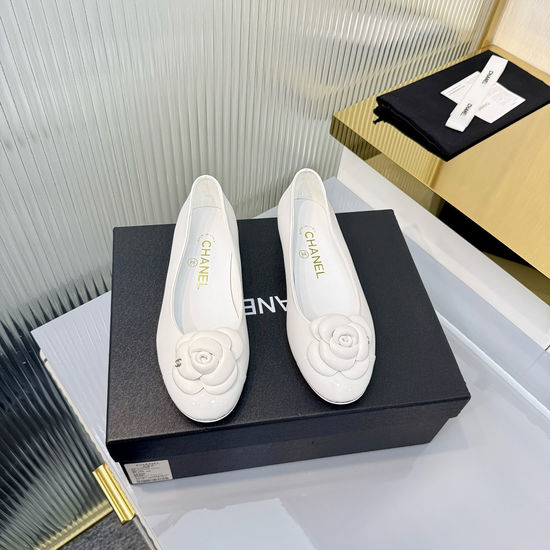 Chanel Two-tone Floral Block Heel Pumps with Leather Sole
