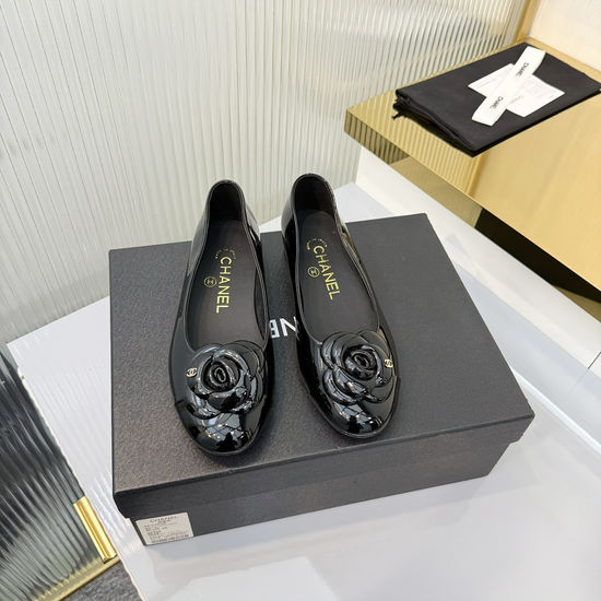 Chanel Two-tone Floral Block Heel Pumps with Leather Sole